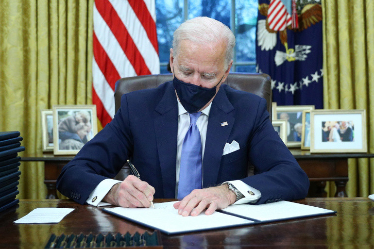 Biden Cabut Muslim Ban