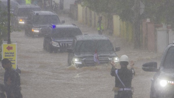 Kunjungan ke Kalsel, Jokowi Kebanjiran, Mobil Kepresidenan Harus Terobos Genangan Air