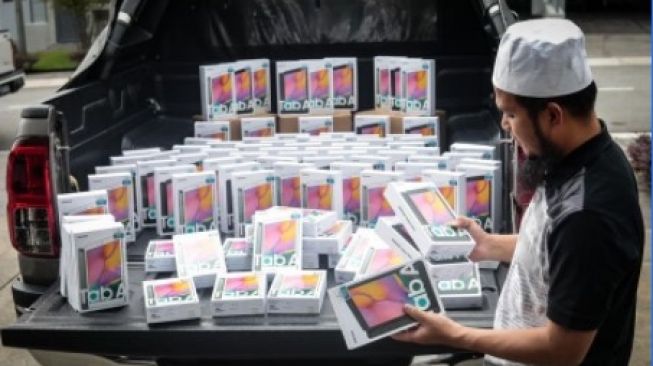 Salut, Pria Ini Bagikan 100 Tablet Android untuk Pelajar Kurang Mampu