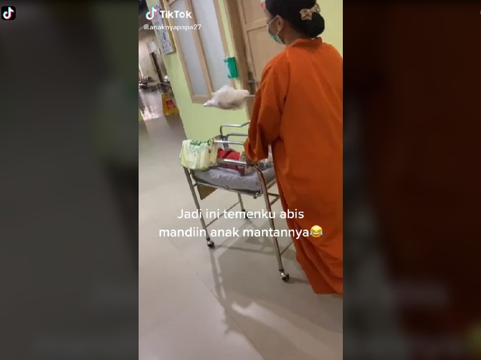 Viral, Mandikan Bayi Mantan Hingga Antar ke Kamar, Perawat Satu Ini Tuai Pujian