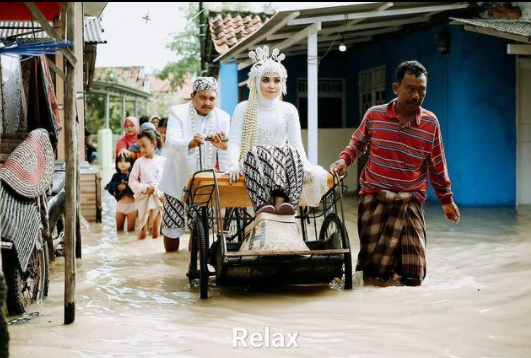 Viral Pasangan Pengantin Gelar Pernikahan di Tengah Banjir Eretan Indramayu