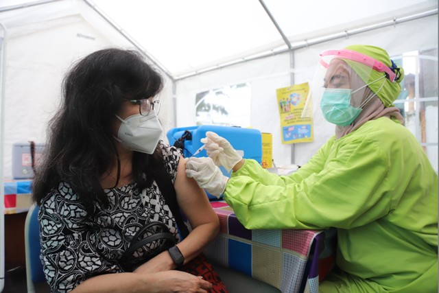 Program Vaksinasi Covid-19 Perdana bagi Nakes Lansia