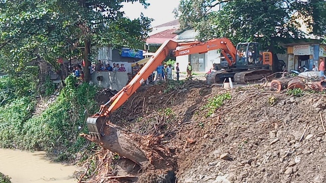 Pohon Tumbang di Tempat Keramat Ini Akhirnya Dievakuasi, Pinjam Alat Berat BBWS