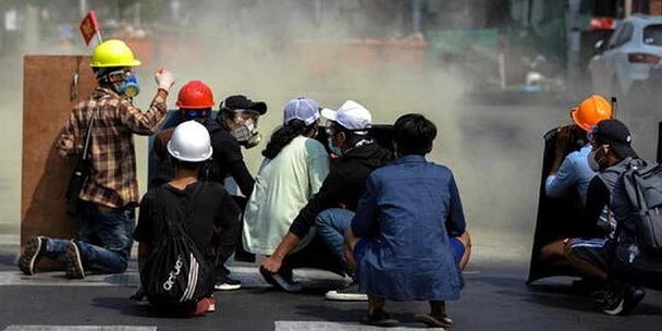 Dua Demonstran Anti Militer Tewas Ditembak Polisi