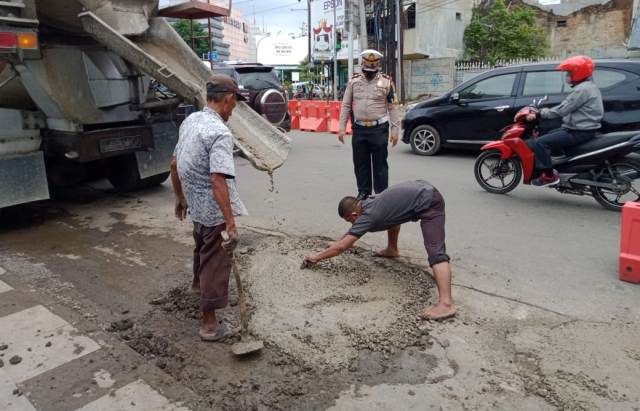 Pak Polisi Tambal Lubang Jalan Kota Cirebon