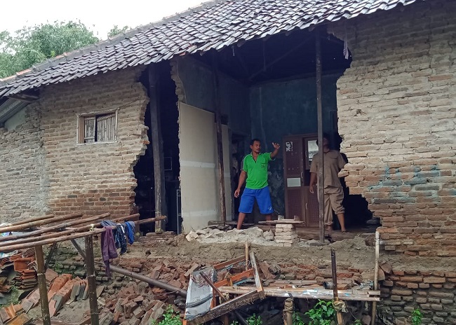 Tembok Rumah Misja Jebol Diterjang Banjir