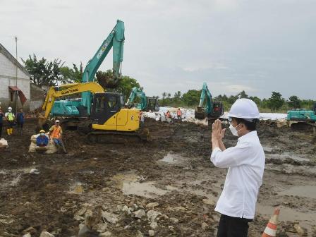 Presiden Jokowi Targetkan Dua Hari, Perbaikan Tanggul Sungai Citarum yang Jebol Dikebut