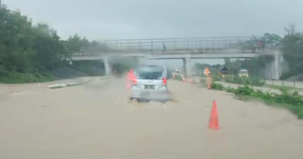 Tol Cipali Km 138 Banjir, Lalu Lintas Tersendat