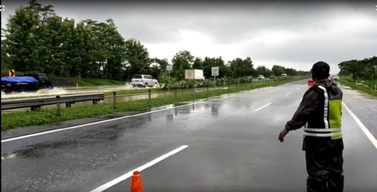 Banjir di Tol Cipali Mulai Surut