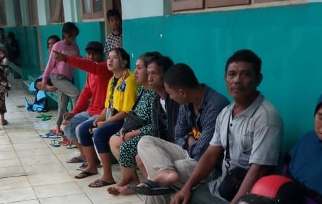 Ratusan Warga Haurgeulis Bertahan di Pengungsian, Masjid Penuh, Warga Tempati Sekolah