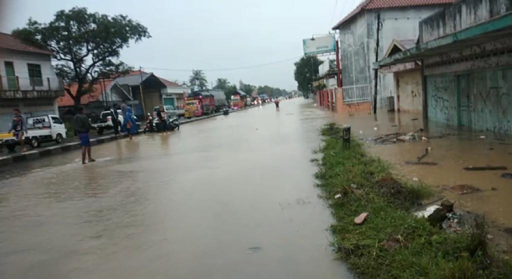 Pantura Losarang Tergenang, Gabus Wetan dan Bongas Siaga Banjir Kiriman