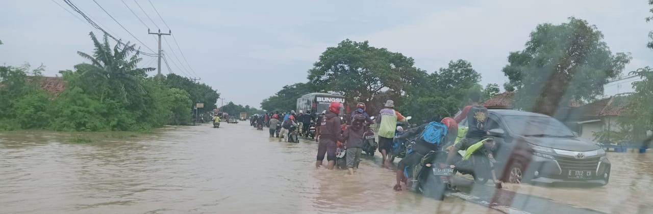 Sungai Cilet Meluap, Jalur Pantura Kandanghaur-Losarang Indramayu Terancam Putus