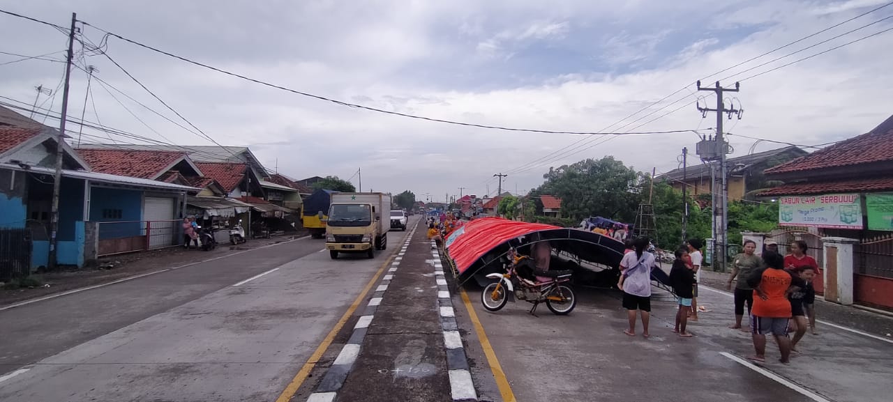 Diterjang Rob dan Tanggul Jebol, Warga Korban Banjir Kandanghaur Bikin Tenda di Jalan Pantura
