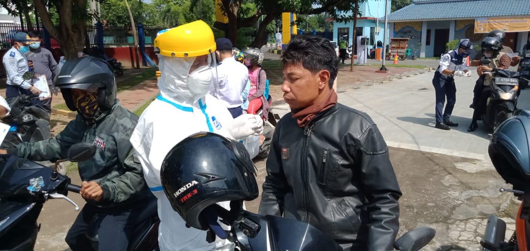 Petugas Gabungan Giring Pengendara yang Melintas Jalan Bypass Brigjen Darsono untuk Jalani Tes Rapid Antigen