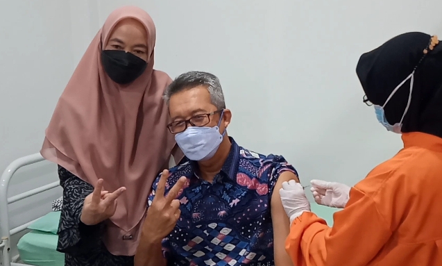 Sekda Kota Cirebon, Penyintas Covid-19 Pertama yang Disuntik Vaksin Sinovac