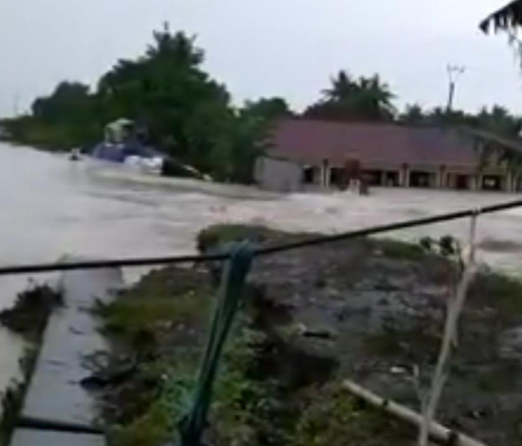 Tanggul Sungai Citarum Jebol, Warga Babakan Banten Terjebak Banjir Sejak Semalam