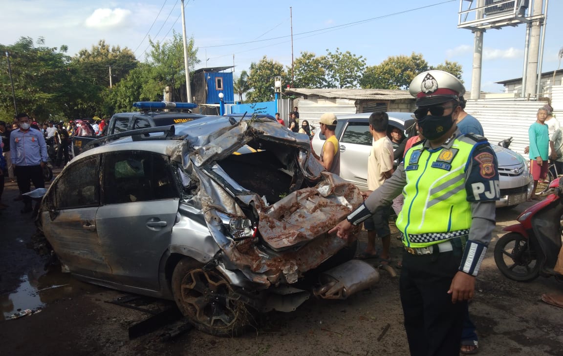 Ajaib! Subaru Ditabrak Lalu Jatuh dari Tol Cipali ke Jalan Raya Majalengka, Pengemudi Luka Ringan