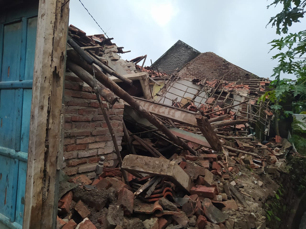 Hujan Deras, Rumah Ambruk di Kalijaga Kota Cirebon