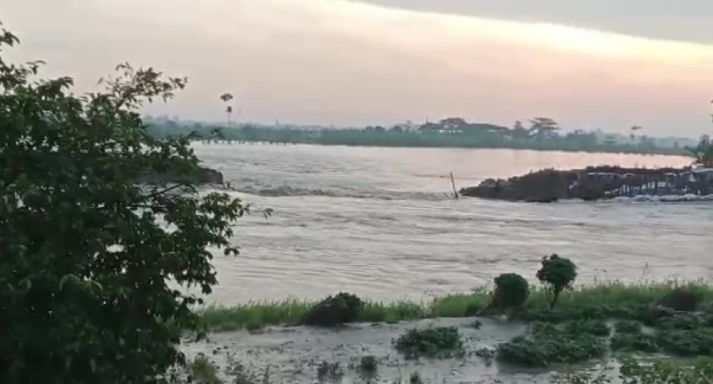 Tanggul Sungai Cipanas Jebol Lagi, Warga 4 Desa di Losarang Mengungsi
