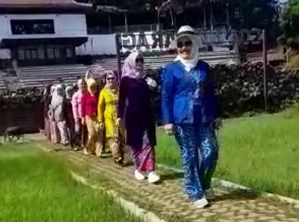 Wakil Walikota dan Ibu-ibu Cirebon Berkebaya Lenggak-lenggok di Goa Sunyaragi, Ada Apa Ya?