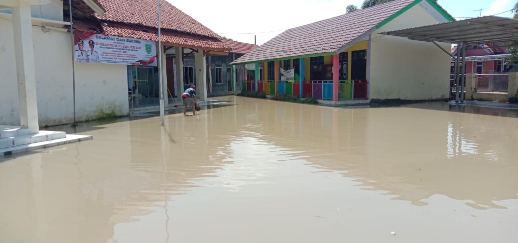 Sungai Cimanuk Meluap, Fasilitas Umum Desa Babadan Indramayu Lumpuh