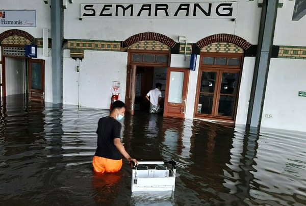 Imbas Banjir Semarang, Sejumlah Perjalanan KA Terlambat