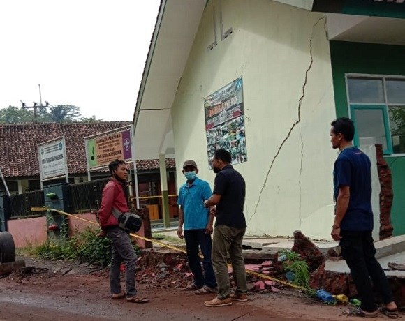 Pergeseran Tanah di Cibalong, Rumah dan Gedung Sekolah Rusak