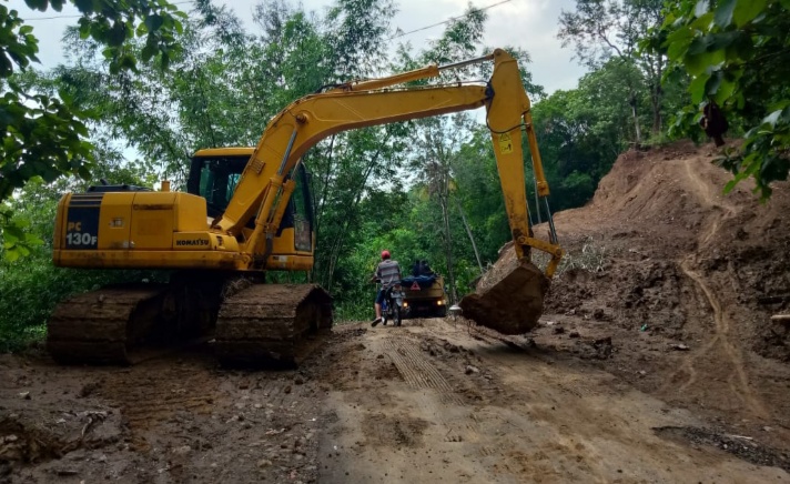 Bersihkan Material Longsor Karangwuni, DPUPR Turunkan Alat Berat