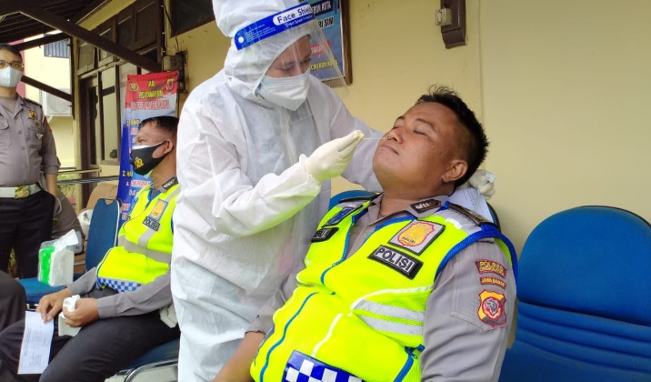 Cegah Mata Rantai Covid-19, Anggota Polres Cirebon Kota Tes Rapid Antigen
