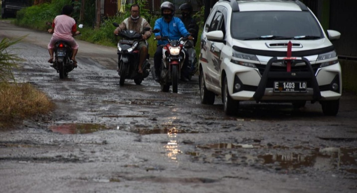 Akibat Hujan, di Kabupaten Cirebon Banyak Lubang Jalan