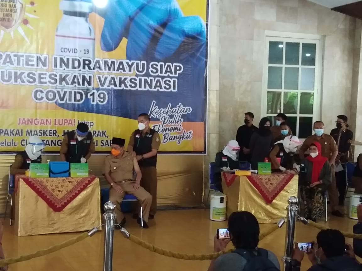 Mungkin Tegang, Plt Bupati dan Bupati Terpilih Indramayu Nyaris Gagal Divaksin karena Tensi Naik