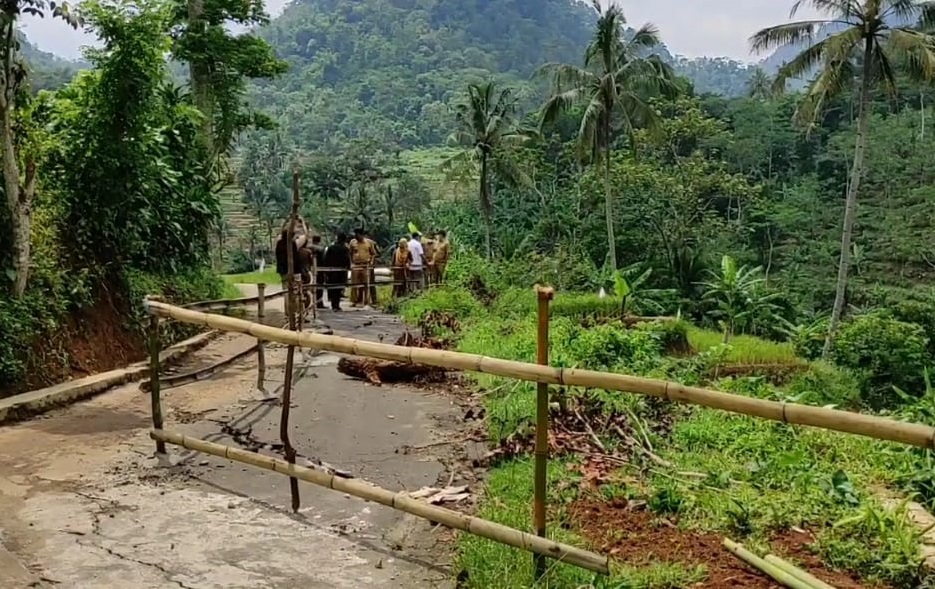 Ngeri, Sudah Dua Minggu Puluhan Mobil Terjebak di Desa Kertayuga Kuningan, Ini Penyebabnya