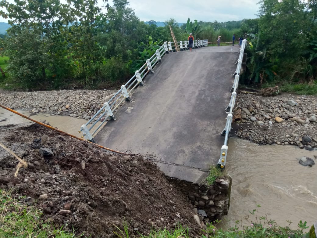 Jembatan Penghubung Cirebon-Kuningan di Desa Karangwuni Putus