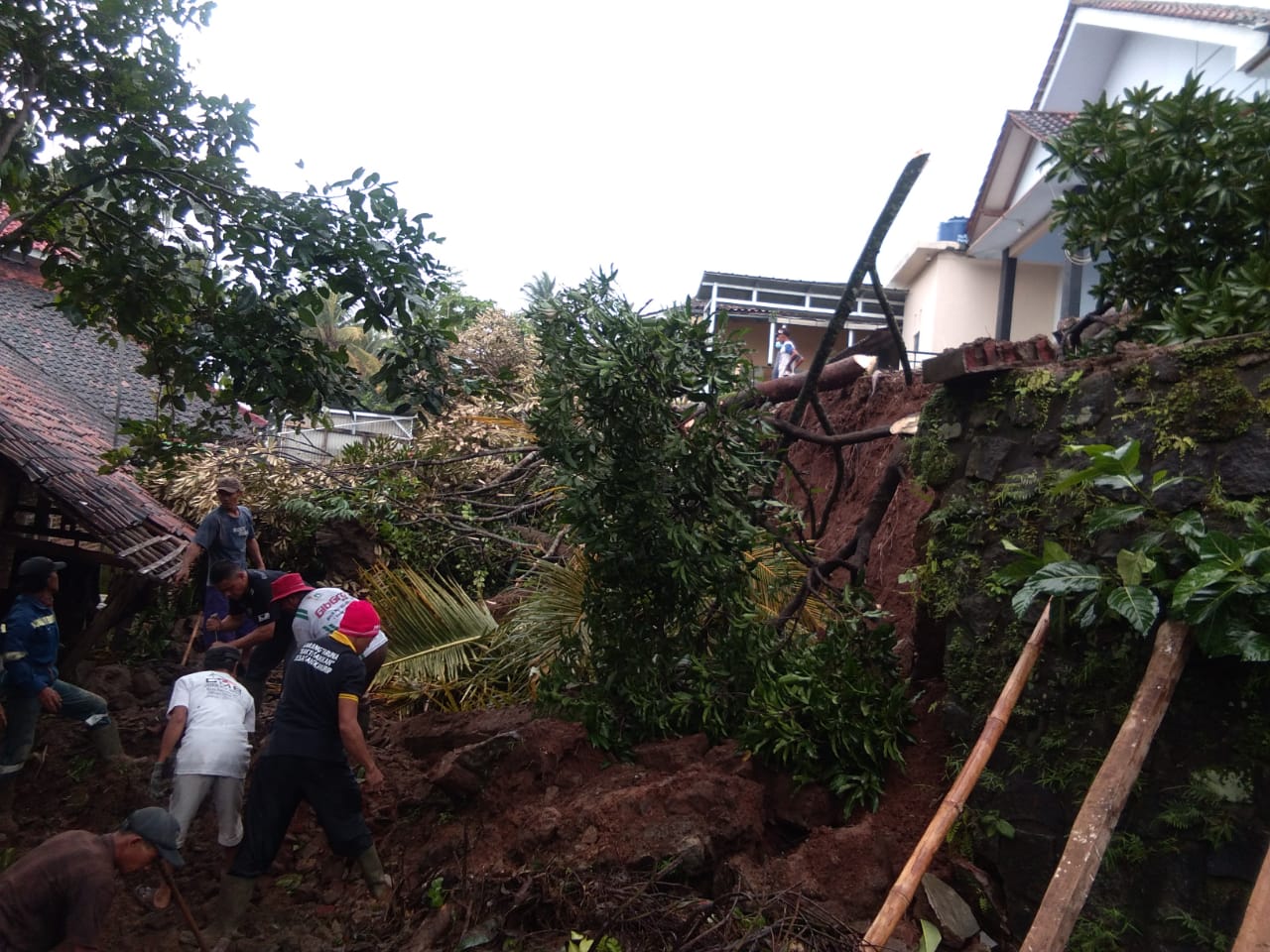 Hujan Deras, 3 Rumah Warga Tertimpa Longsor di Sangkanhurip Kuningan