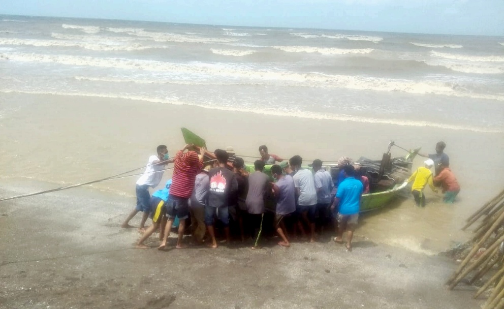 Diterjang Ombak Besar, Perahu Nelayan Patrol Karam