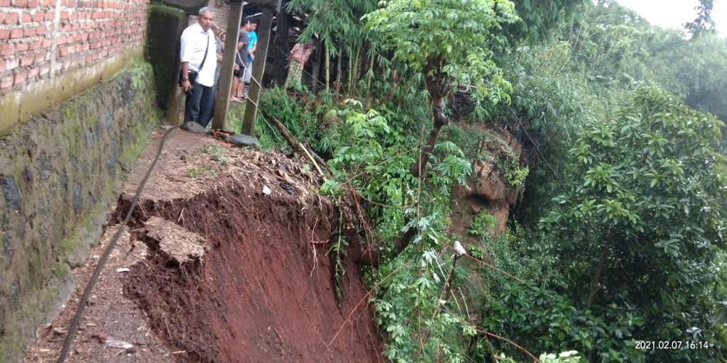 Satu Rumah Terancam Terbawa Longsor