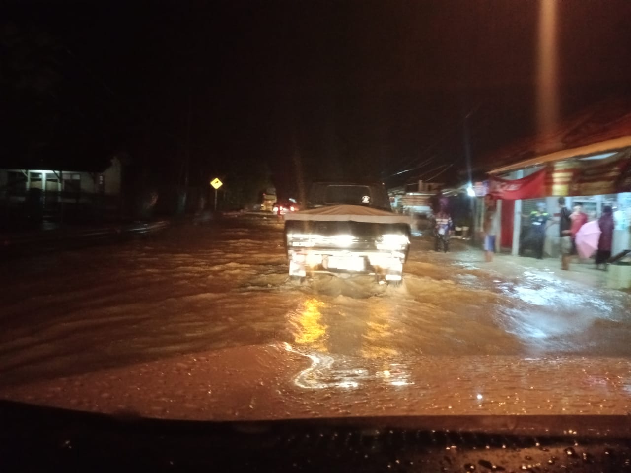 Akses Jalan Bandung-Cirebon di Tomo Tergenang Banjir