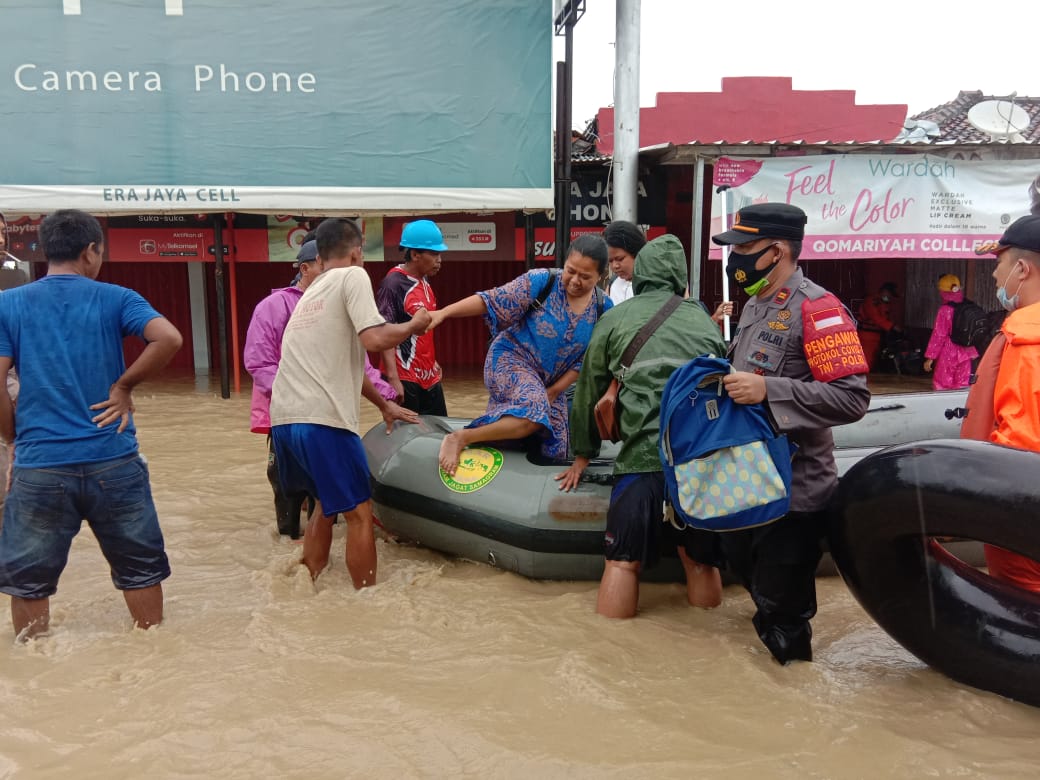 Banjir 2 Meter, Warga Mengungsi ke Stasiun Terisi