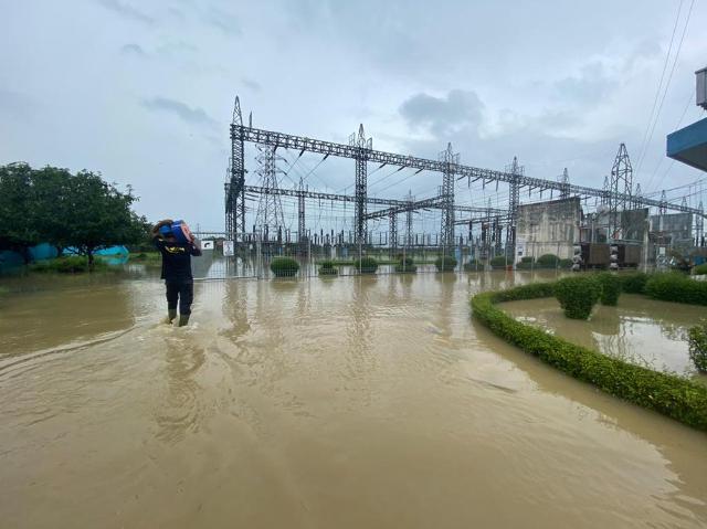 PLN Kerahkan Sekitar 1.600 Personil Pulihkan Listrik Akibat Cuaca Ekstrem di Jawa Barat