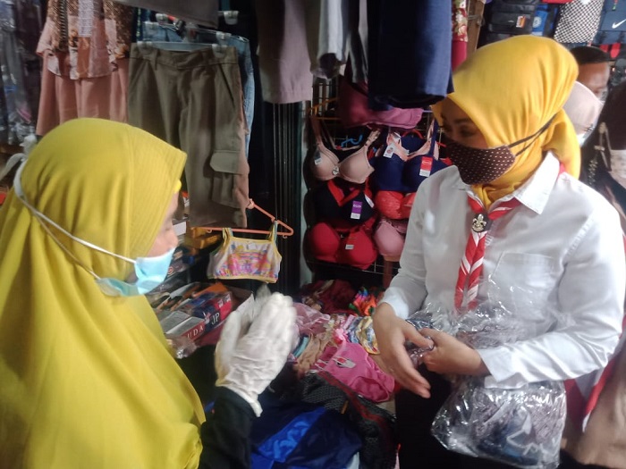 Jangan Salfok Sama Background, Atalia Bagikan Masker di Pasar Celancang