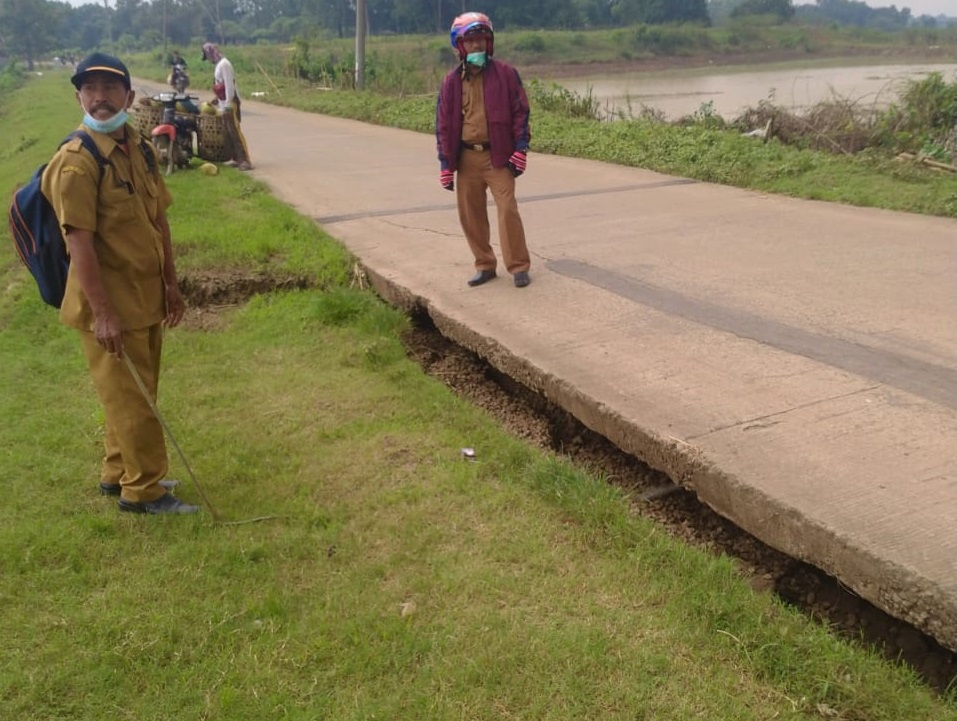 Waduh, Tanggul Waduk Situraja Ambles, Jalan Beton sampai Menggantung