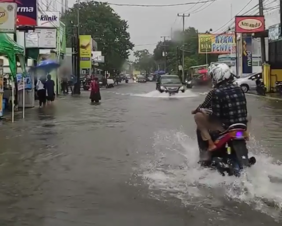 Hujan Deras, Muncul Genangan di Sejumlah Ruas Jalan Kota Cirebon