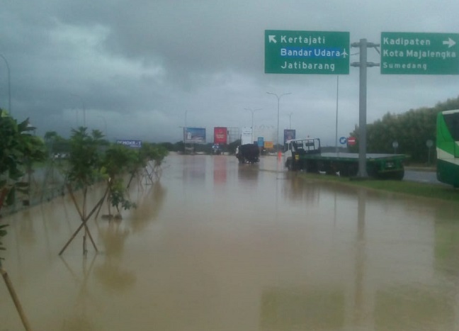 Masih Banjir, Kendaraan yang Akan Keluar GT Kertajati Tol Cipali Dialihkan ke Sini