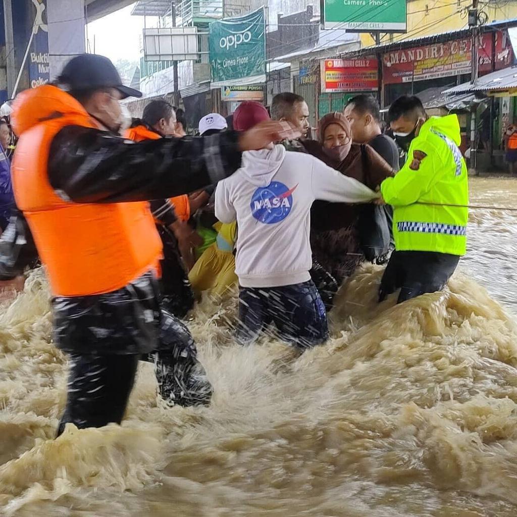 Pantura Pamanukan Subang seperti Sungai, Arus Banjir Deras