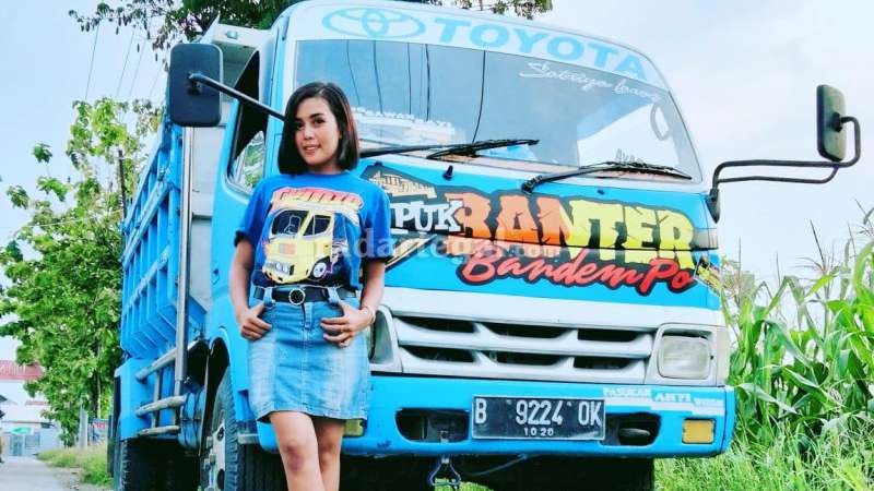 Desi Larasati, Sopir Truk Cantik Asal Tegal, Pernah Ditodong Anak Punk di Pantura