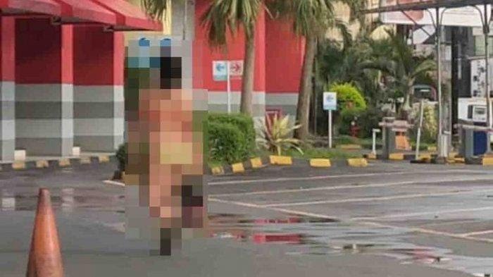 Geger Perempuan Muda Jalan-jalan ke Mall Hanya Pakai Bra dan Celana Dalam