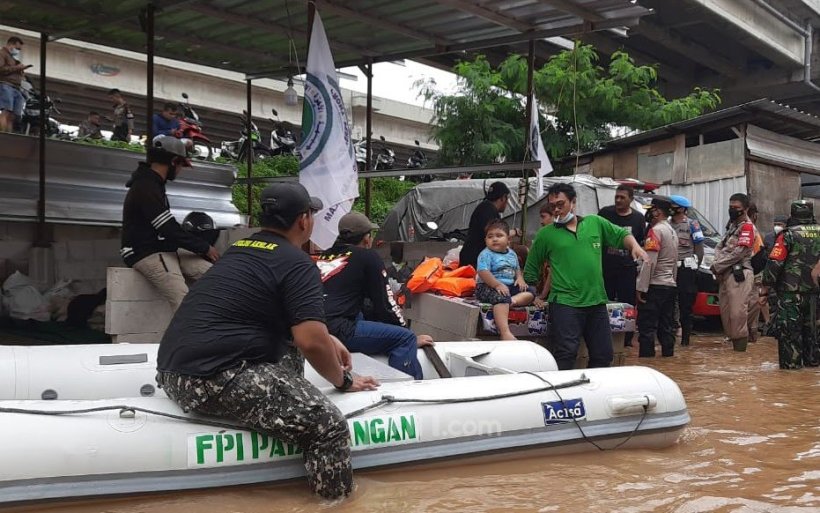 Relawan FPI Bantu Banjir Dibubarkan, Polisi: Yang Kerja 2 Orang, yang 8 Pasang Atribut Terlarang