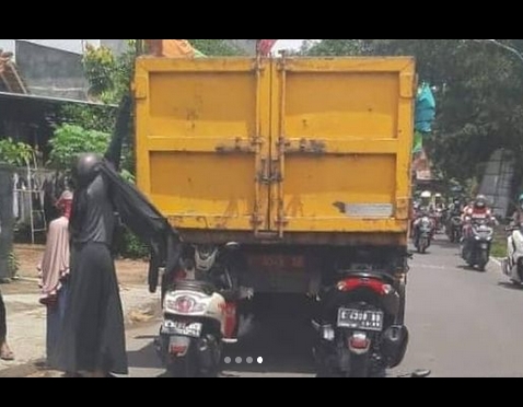 Dua Motor Tertancap di Belakang Truk, Lihat Fotonya Pasti Bingung