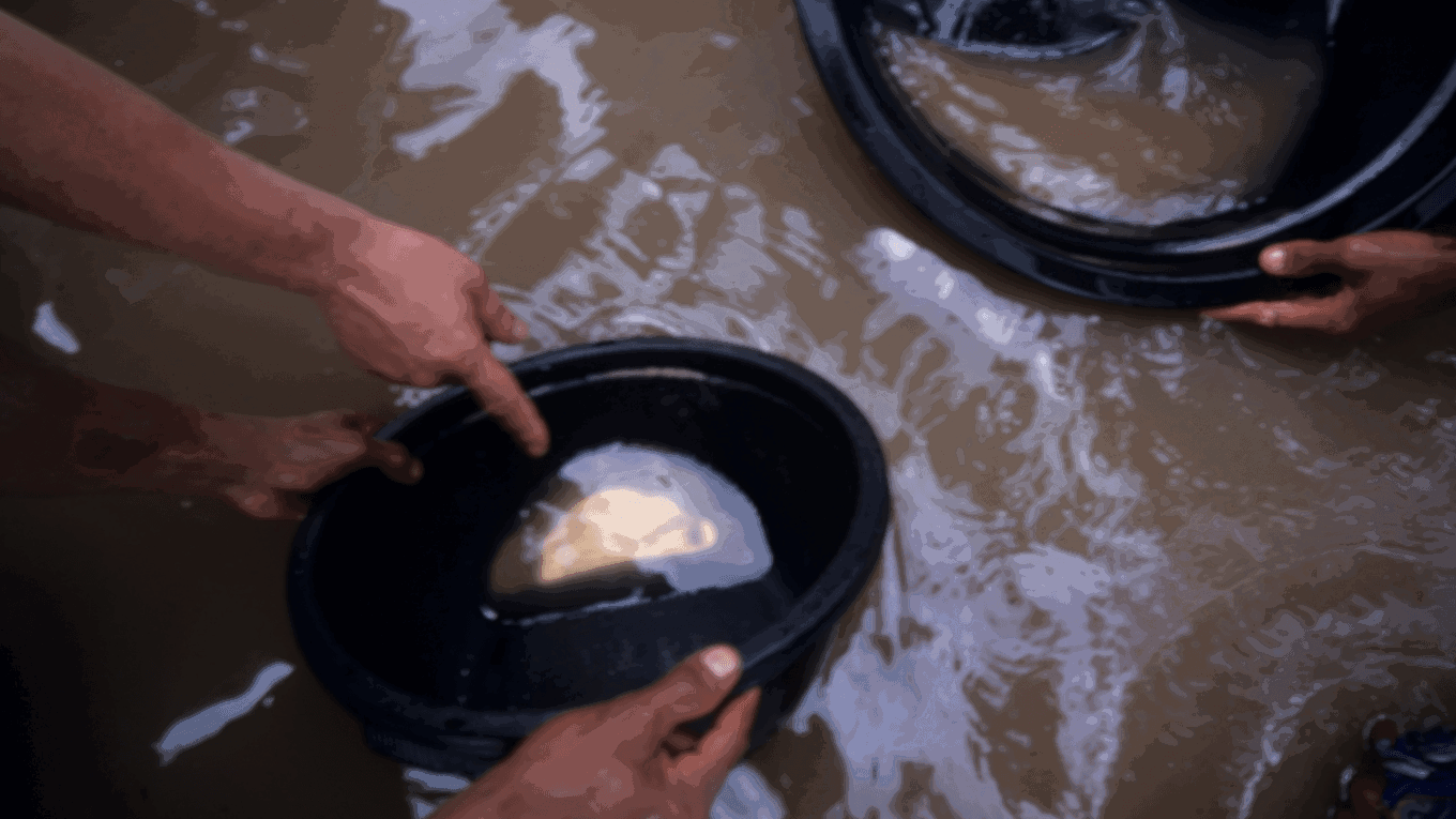 Emas Tiba-tiba Muncul di Pantai Ini, Pertanda Apa?