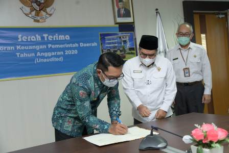 Ridwan Kamil Serahkan LKPD ke BPK Jabar